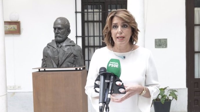 La secretaria general del PSOE-A, Susana Díaz, atiende a los medios.