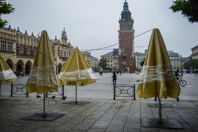 Restaurante cerrado por las restricciones frente a la pandemia en Cracovia