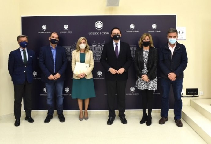 El rector de la UCO, José Carlos Gómez Villamandos, y la presidenta de AEMO, Ana María Romero (ambos en el centro), tras la firma del acuerdo entre sendas instituciones
