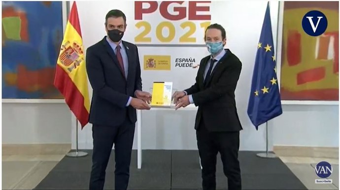 El president del Govern central, Pedro Sánchez, i el vicepresident segon i ministre de Drets Socials i Agenda 2030, Pablo Iglesias, durant un acte de presentació a La Moncloa de les claus de l'avantprojecte de llei dels pressupostos generals de l'Estat.