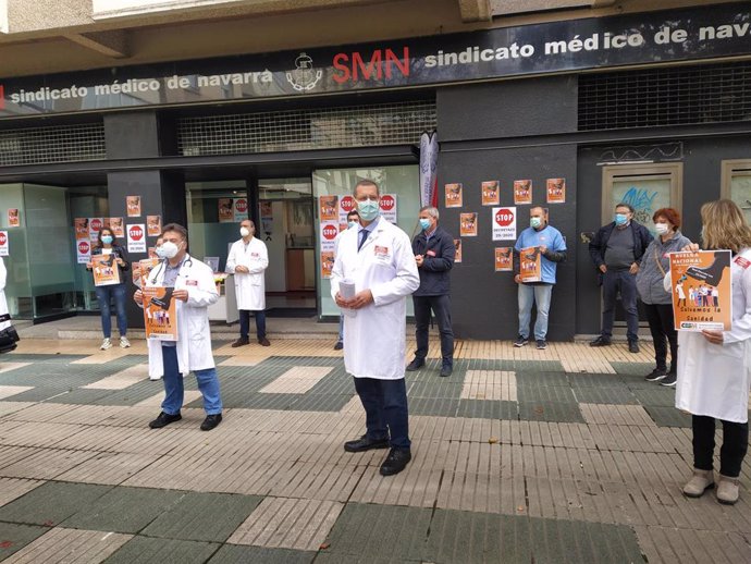Concentración de médicos frente al Sindicato Médico de Navarra.