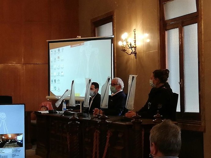 En el centro de la fila, el acusado por el crimen de Son Gotleu de 2019.