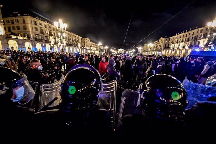 Coronavirus.- Detenidos y destrozos en una nueva noche de protestas en Italia co