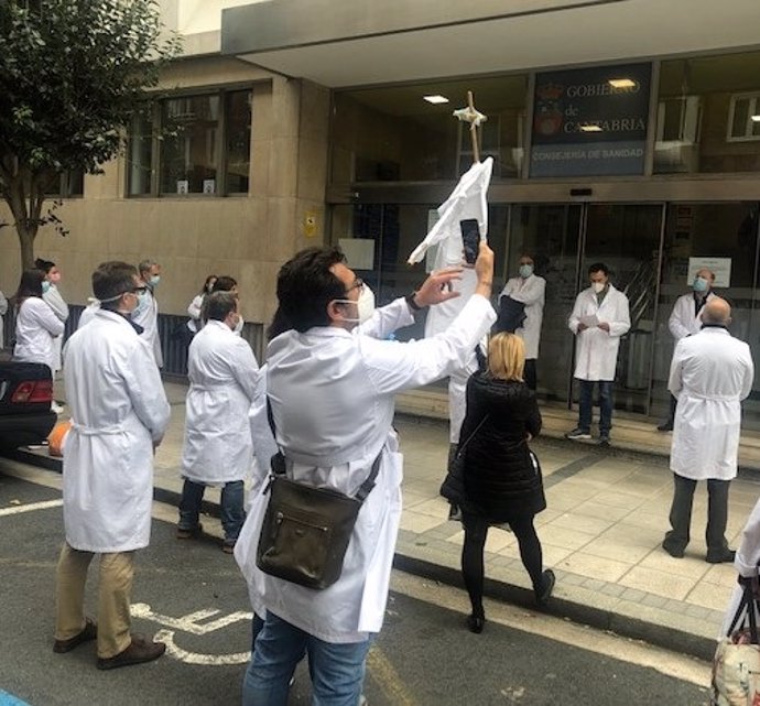 Concentración de médicos ante la Consejería de Sanidad con motivo de la huelga nacional