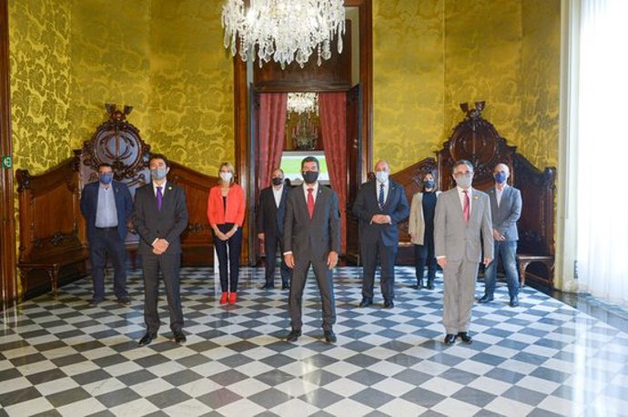 Foto de grup amb els consellers Calvet i Tremosa de l'acte de presentació de l'informe el 27 d'octubre de 2020. (Horitzontal)