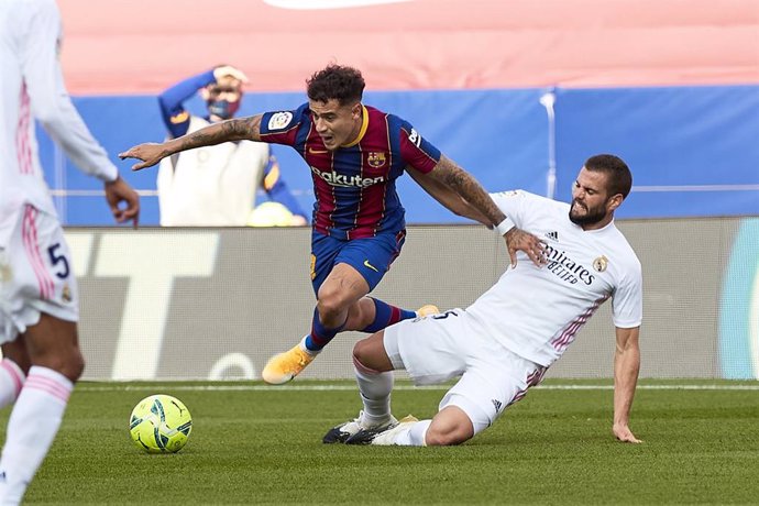 Barcelona's Philippe Coutinho (L) and Real Madrid's Nacho battle for the ball during the Spanish Primera Division soccer match between FC Barcelona and Real Madrid CF at Camp Nou. Photo: David Ramirez/DAX via ZUMA Wire/dpa