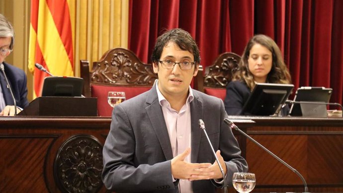 El conseller de Modelo Económico, Turismo y Trabajo, Iago Negueruela, en el pleno del Parlament.