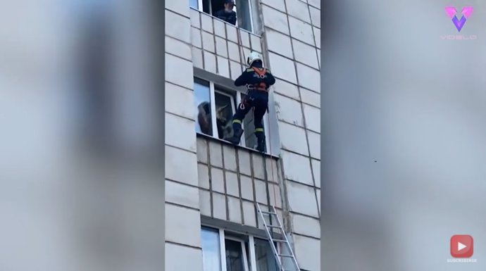En Perm, Rusia, un bombero se cuelga por la fachada de un edificio para rescatar a un gato atascado en una ventana
