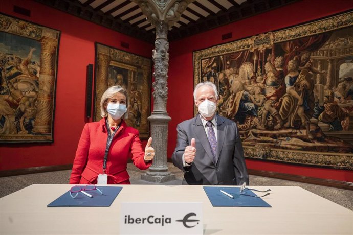 Teresa Fernández y José María Marín en la firma del convenio