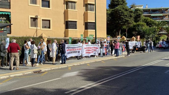 Concentración de médicos y sindicatos contra el Real Decreto Ley 29/2020, a las puertas de la Subdelegación del Gobierno de Málaga