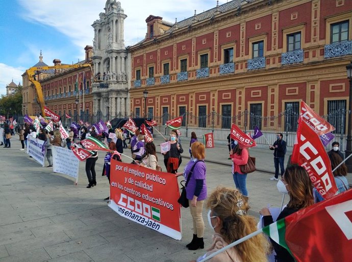 Monitoras escolares concentradas en San Telmo para exigir a la Junta de Andalucía su contratación a jornada completa