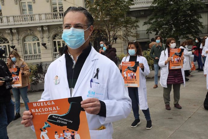 Componentes de Amyts, CESM y del Foro de la Profesión Médica, sostienen pancartas como signo de protesta durante una concentración convocada frente al Congreso de los Diputados, en Madrid, (España), a 27 de octubre de 2020. 