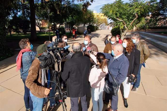 El alcalde de Merida, Antonio Rodríguez Osuna, atiende a los medios