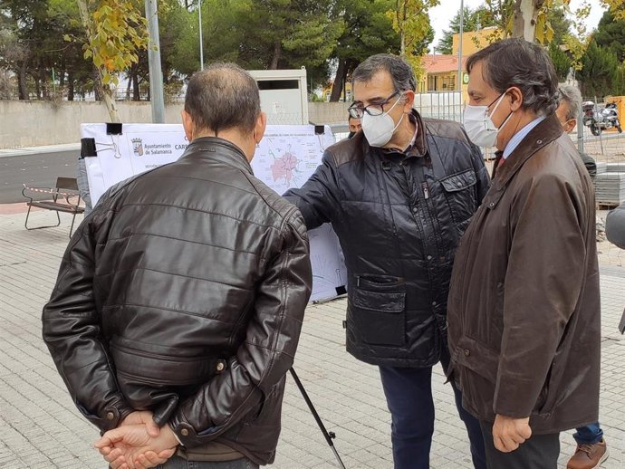 El alcalde de Salamanca, primero por la derecha, este martes en la calle Joaquín Rodrigo.