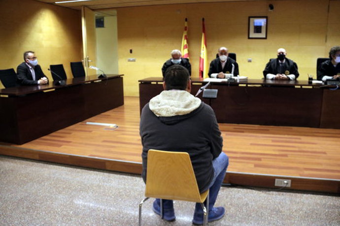 D'esquenes, el veí de Puigcerd que ha reconegut que va abusar sexualment de la neboda. Foto del judici del 27 d'octubre del 2020 (horitzontal)
