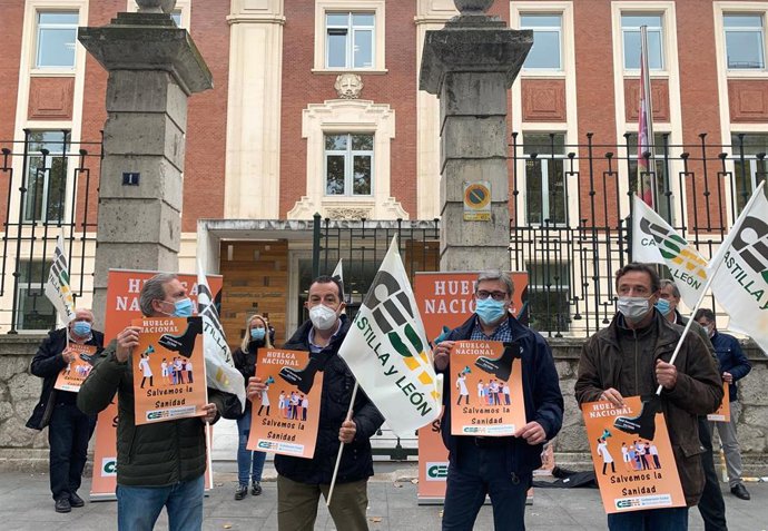 Representantes sindicales de CESM, concentrados ante las puertas de la Consejería de Sanidad.