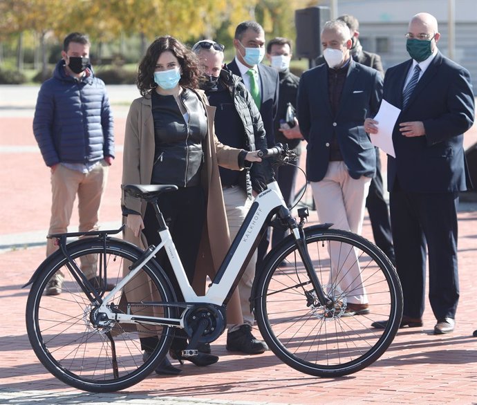 La presidenta de la Comunidad de Madrid, Isabel Díaz Ayuso, sostiene una bicicleta.