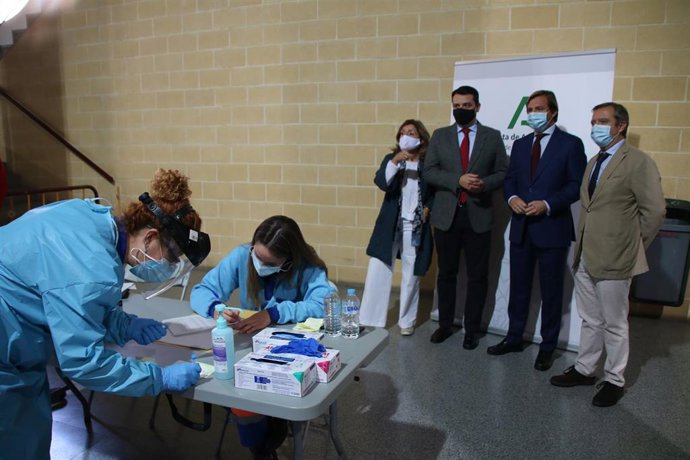 Botella (izda.) asiste al cribado del Covid en Córdoba junto a Bellido y Repullo.
