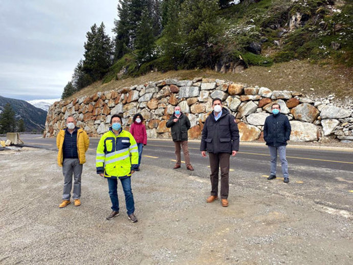 Pla general del secretari dInfraestructures i Mobilitat, Isidre Gavín, a  la C-28 a Naut Aran, el conseller de Territori, del Govern arans, Francisco Bruna, i l'alcalde de Naut Aran, César Ruiz-Canela. Imatge del 27 d'octubre del 2020. (horitzontal)