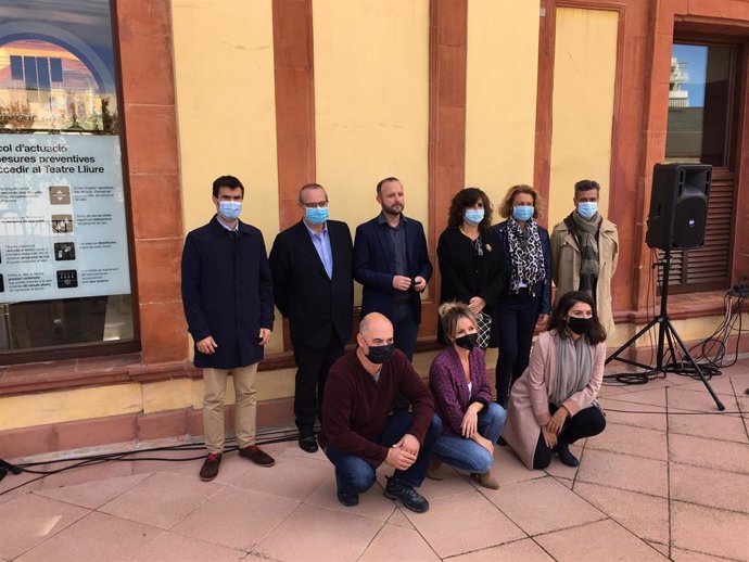 Foto de familia de los organizadores de la campaña "Si la cultura te toca, ahora te toca a ti"