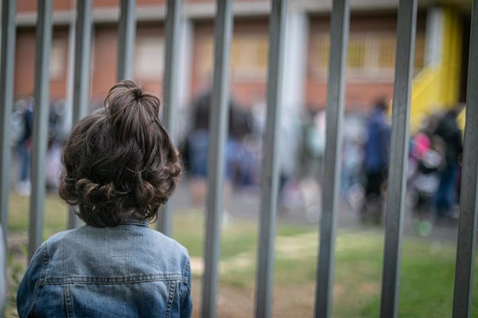 Una niña a las puertas de un colegio en el País Vasco (España), a 7 de septiembre de 2020. 