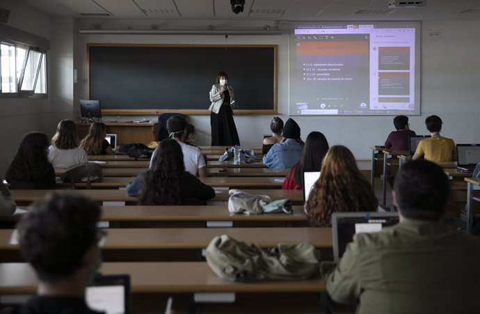 Una profesora imparte clase de manera presencial en la facultad de Comunicación de la Universidad de Sevilla