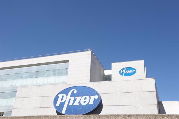 Logo de Pfizer en el edificio de los laboratorios de la marca en Madrid (España)