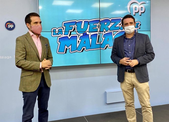 El coordinador general del PP de Málaga y parlamentario andaluz, José Ramón Carmona, junto al vicesecretario provincial de Estrategia Electoral, Jacobo Florido.