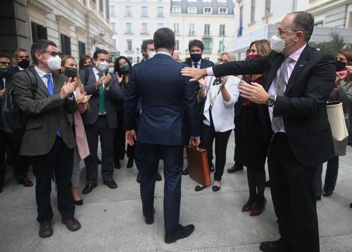 El presidente de Vox, Santiago Abascal, es aplaudido por diputados de su formación tras la finalización del debate de la moción de censura