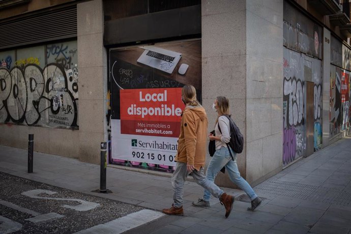 Dos personas caminan por una calle del Barrio Gótico una semana después de la entrada de las nuevas restricciones en Cataluña, en Barcelona, Catalunya(España) a 23 de octubre de 2020.