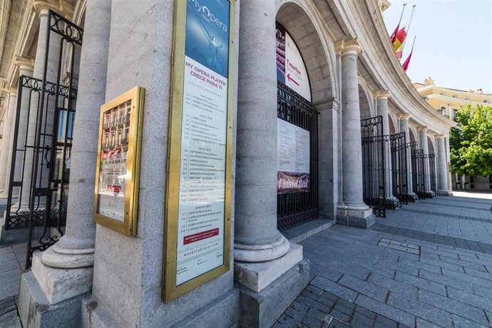 Fachada del Teatro Real, que se prepara para reabrir sus puertas el próximo 1 de julio, tras implantar medidas de seguridad en sus instalaciones para prevenir el coronavirus. Su reapertura volverá con uno de los grandes clásicos de la ópera, 'La Traviat