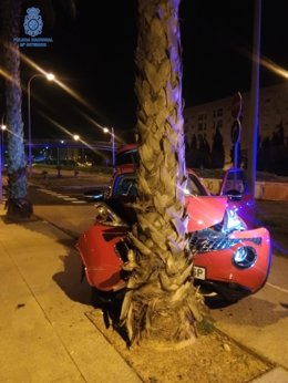 Vehículo estampado contra un árbol.