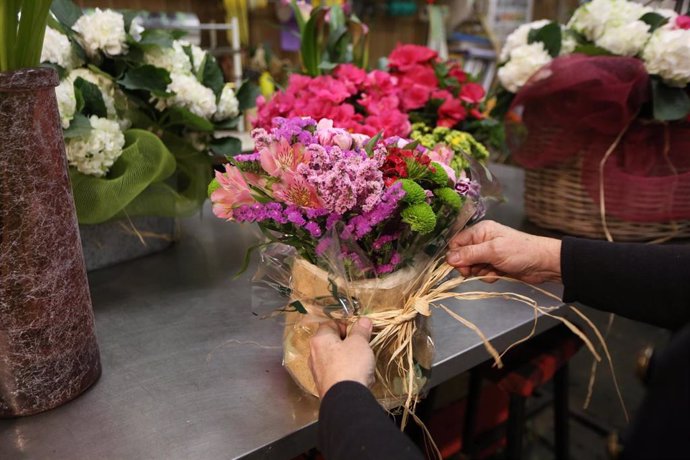Alicia Casla, propietaria de la Floristería Caslaflor (calle de los Hermanos Pinzón, 3), prepara un ramo de flores para entregárselo a un cliente