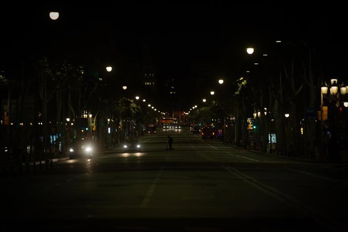 Las calles de Barcelona permanecen apenas sin gente minutos después del primer toque de queda en la ciudad, en Barcelona, Catalunya (España), a 26 de octubre de 2020. 