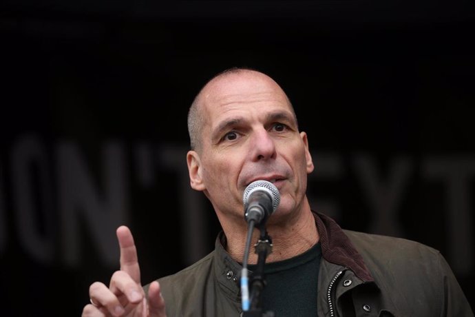 22 February 2020, England, London: Greek politician Yanis Varoufakis speaks to crowds gathered in Parliament Square in Westminster, protesting Julian Assange's imprisonment and extradition. Photo: Isabel Infantes/PA Wire/dpa