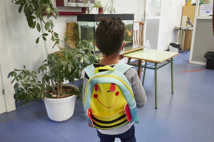 Un niño entra en clase el Colegio Público Víctor Pradera en el primer día de colegio del curso escolar 2020-2021en Pamplona
