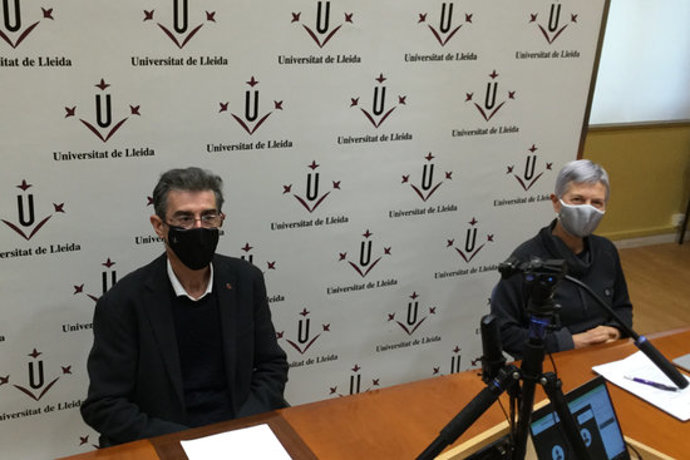 Pla mitj del rector de la UdL, Jaume Puy, i la vicerectora d'Estudiants i Ocupabilitat de la UdL, Montse Rué, durant la roda de premsa virtual del 27 d'octubre del 2020. (Horitzontal)