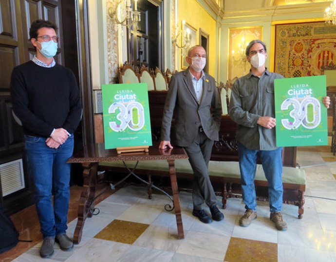 Pla sencer de l'alcalde de Lleida, Miquel Pueyo, amb els tinents d'alcalde Toni Postius i Sergi Talamonte, durant la presentació de Lleida Ciutat 30, el 27 d'octubre del 2020. (Horitzontal)