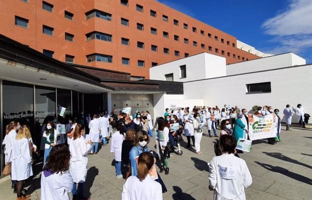 Concentración de médicos organizada por CESM C-LM ante el hospital de Ciudad Real