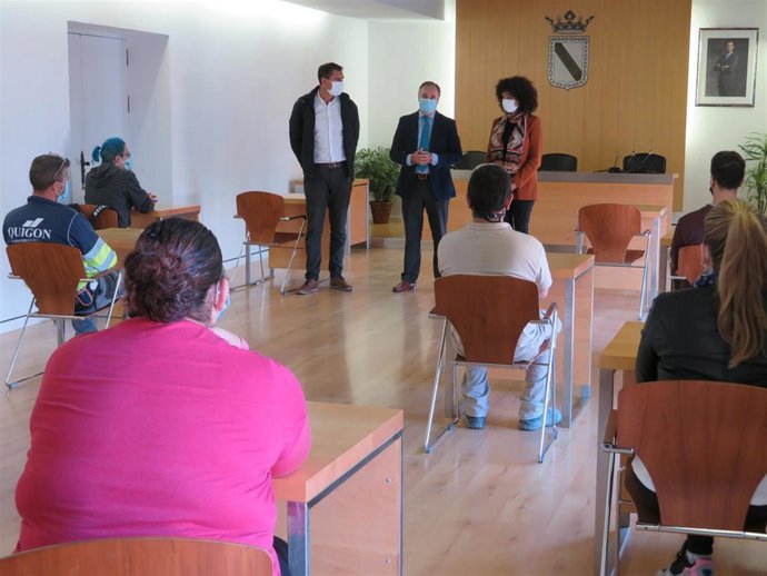 Nota Y 3 Fotos Junta (Iniciativa Aire Gibraleón Y Aljaraque)