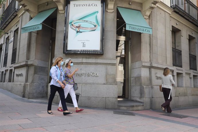 Varias personas pasan junto a la entrada de la tienda Tiffany de la calle José Ortega y Gasset, 10 de Madrid