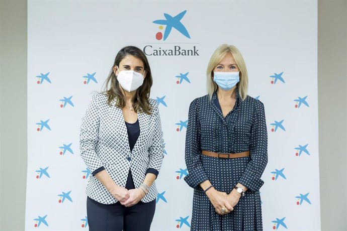 Isabel Moreno (i), director territorial de CaixaBank, y María José Ballarín, ganadora de la fase territorial del Premio Mujer Empresaria CaixaBank 2020.