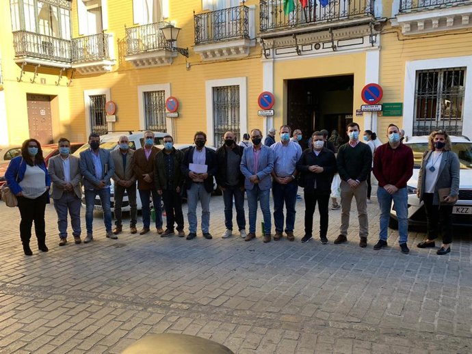 Los alcaldes de Sierra Morena tras entregar su escrito ante la Junta