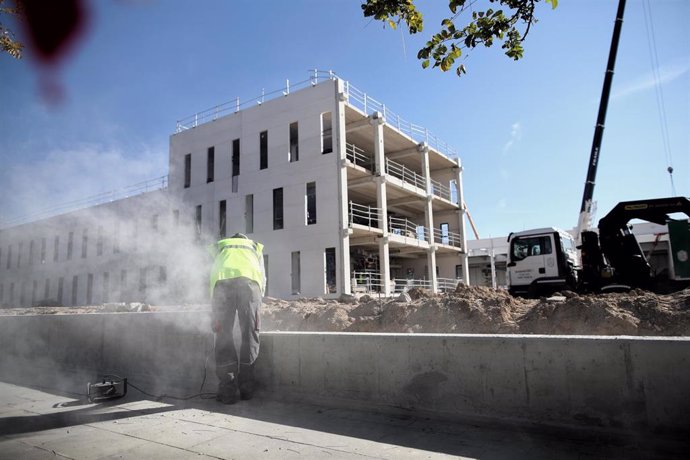 Un obrero trabaja con maquinaria de construcción en las obras del nuevo Hospital de Emergencias de la Comunidad de Madrid, en la zona de Valdebebas, Madrid (España), a 28 de septiembre de 2020. 