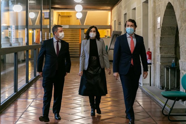 Reunión a tres bandas entre los presidentes autonómicos de Castilla-La Mancha, Emiliano García-Page; de la Comunidad de Madrid, Isabel Díaz Ayuso; y de Castilla y León, Alfonso Fernández Mañueco; para coordinar la lucha contra la pandemia