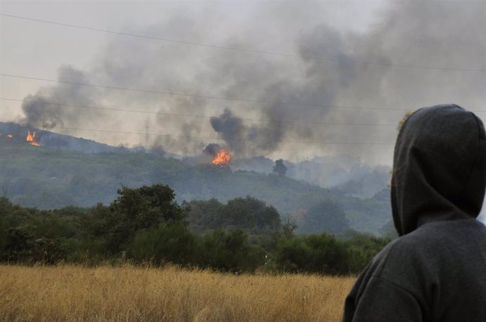 Vista de los puntos de fuego del incendio en la parroquia de Montes, en Cualedro, Ourense, Galicia (España), a 14 de septiembre de 2020. El fuego ha arrasado unas 800 hectáreas de superficie desde que fue declarado a las 14,14 horas de ayer, domingo. Pa