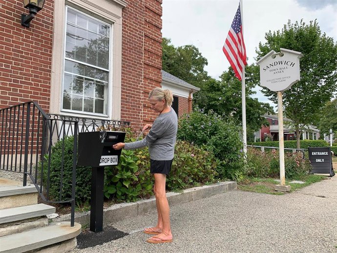 Una mujer envía su voto anticipado por correo en Estados Unidos. 