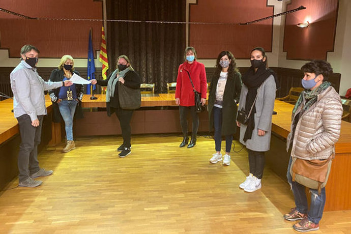 Pla general dels centres d'esttica i massatges que aquest 27 d'octubre s'han reunit amb l'alcalde de Ripoll. (horitzontal)