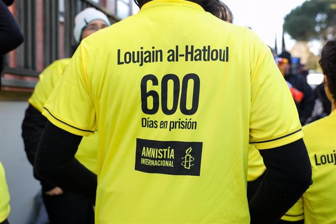 Una de las mujeres de Amnistía Internacional con una camiseta en la que se lee, `Loujain al-Hatloul, 600 días en prisión, en referencia a la activista saudí encarcelada desde mayo de 2018  por defender los derechos de las mujeres. 