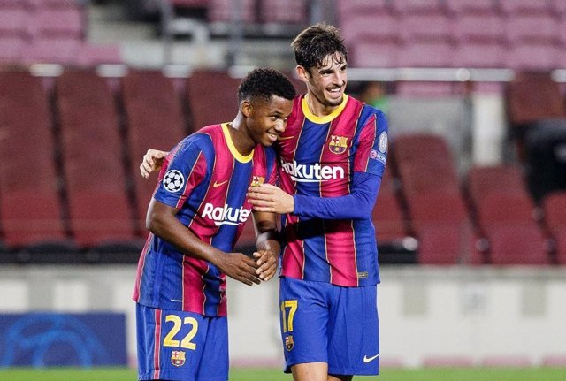Ansu Fati y Trincao celebran el segundo gol del Barça ante el Ferencváros